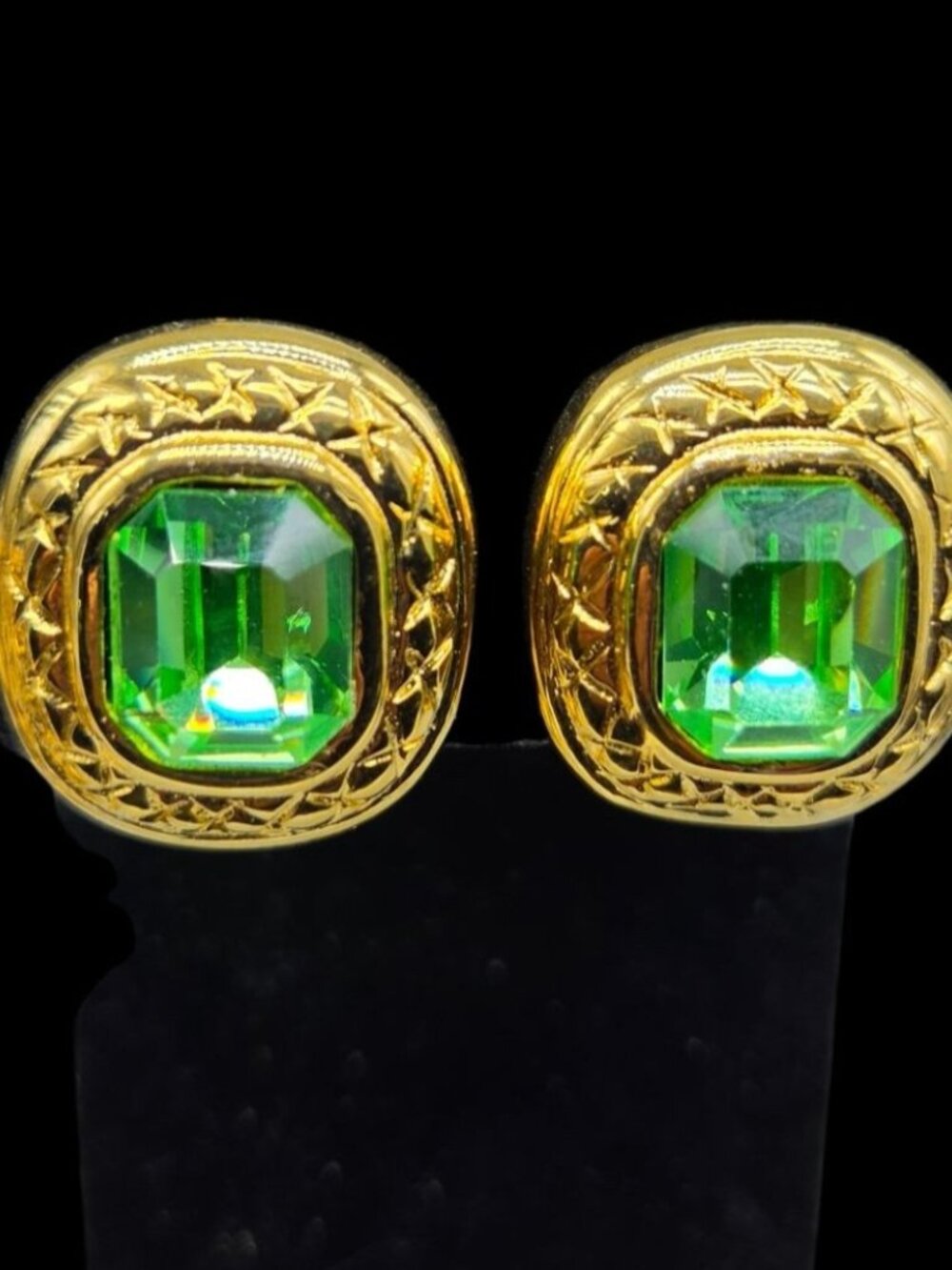 Vintage Gold Tone Emerald Green Glass Clip On Earrings Statement Filigree Border